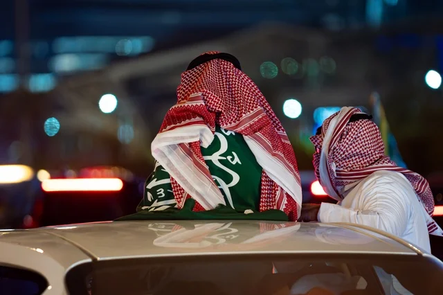 ذكرى اليوم الوطني السعودي 23 سبتمبر, الفخر والاعتزاز والانتماء للوطن, فعالية احتفالية ترفيهية, يوم العلم السعودي 11 مارس, أجواء الاحتفالات بالذكرى 95 في الشوارع العامة في الليل, الاحتفال بالأعياد والمناسبات الوطنية