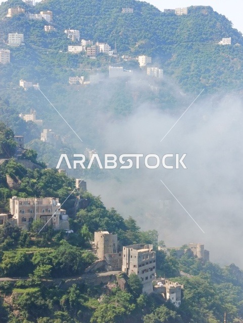 البيوت القديمة الشعبية على جبال فيفاء في جازان جنوب المملكة العربية السعودية، القمم والمرتفعات الصخرية في النهار، مكان ومنطقة سياحية طبيعية، الأشجار والنباتات ومساحات الطبيعة الخضراء، المدرجات الزراعية على السفوح الجبلية