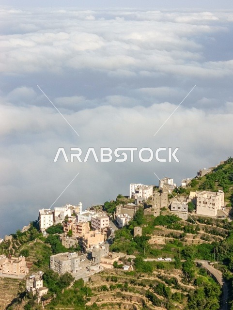 البيوت القديمة الشعبية على جبال فيفاء في جازان جنوب المملكة العربية السعودية، القمم والمرتفعات الصخرية في النهار، مكان ومنطقة سياحية طبيعية، الأشجار والنباتات ومساحات الطبيعة الخضراء، المدرجات الزراعية على السفوح الجبلية