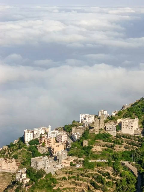 البيوت القديمة الشعبية على جبال فيفاء في جازان جنوب المملكة العربية السعودية، القمم والمرتفعات الصخرية في النهار، مكان ومنطقة سياحية طبيعية، الأشجار والنباتات ومساحات الطبيعة الخضراء، المدرجات الزراعية على السفوح الجبلية