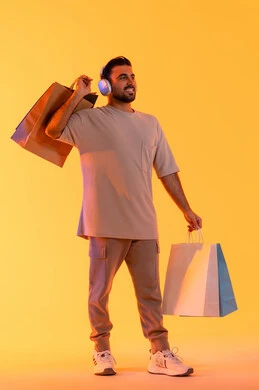 المتعة في الشراء والتسوق من المول، تعابير البهجة والسرور، شراء المنتجات و الدفع عن بعد, الاستفادة من العروضات والتخفيضات، التسوق وشراء الحاجيات والهدايا، بورتريه لرجل عربي خليجي إماراتي مبتسم يرتدي الزي الكاجوال وسماعة الرأس يحمل بيديه أكياس ورقية، خلفية برتقاليه المتعة في الشراء والتسوق من المول، تعابير البهجة والسرور، شراء المنتجات و الدفع عن بعد, الاستفادة من العروضات والتخفيضات، التسوق وشراء الحاجيات والهدايا، بورتريه لرجل عربي خليجي إماراتي مبتسم يرتدي الزي الكاجوال وسماعة الرأس يحمل بيديه أكياس ورقية، خلفية برتقاليه