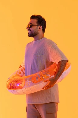 قضاء أوقات صيفية سياحية, الاستمتاع في شواطئ الامارات بإيماءات البشاشة والسرور, التسلية في إحدى المنتجعات الترفيهيه, بورتريه لشاب عربي خليجي سعودي مبتسم يرتدي الزي الكاجوال والنظارة، رجل اماراتي يمسك عوامة السباحة, خلفية صفرء قضاء أوقات صيفية سياحية, الاستمتاع في شواطئ الامارات بإيماءات البشاشة والسرور, التسلية في إحدى المنتجعات الترفيهيه, بورتريه لشاب عربي خليجي سعودي مبتسم يرتدي الزي الكاجوال والنظارة، رجل اماراتي يمسك عوامة السباحة, خلفية صفرء