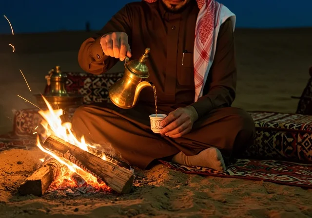 مخيمات سياحية في المناطق البرية، كشتة و جلسة بر شبابية، التخييم في صحاري السعودية، رجل عربي خليجي سعودي يرتدي الثوب والشماغ التقليدي في خيمة بدوية شعبية وسط الصحراء، الأجواء الشتوية الهادئة في وقت الليل