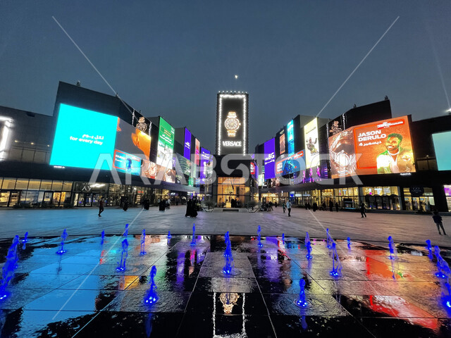 صورة جمالية وقت الغروب في منطقة سكوير في بوليفارد رياض سيتي ،  جمال أضواء الشاشات العملاقة الجذابة في عرض المشاريع و العلامات التجارية المحلية و العالمية ، ميدان عالمي جديد ، واجهة ترفيهية في موسم الرياض البوليفارد في المملكة العربية السعودية