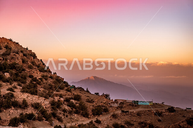 صورة جمالية لشروق و غروب الشمس في جبال الشفا في الطائف ، معالم سياحية طبيعية خلابة في مدينة الطائف في المملكة العربية السعودية