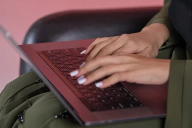 القيام بالاعمال الادارية، الكتابة من خلال لوحة المفاتيح، صناعة المحتويات النصية ، تصوير مقرب ليد امراة عربيه خليجيه اماراتية تستخدم الحاسوب المحمول ، ادخال البيانات، التسويق والترويج للمواقع الالكترونية ،التعليم الالكتروني، خلفية وردية