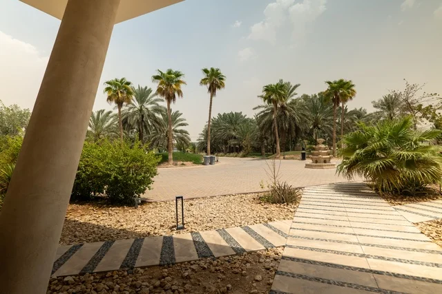 مشروع واجهة الرياض، اماكن الجلوس الخارجية في واجهه روشن في النهار، مكان ومنطقة ترفيهيه سياحية في المملكة العربية السعودية، أنشطة وفعاليات عائلية مسلية، مراكز التسلية والترفيه والتسوق التجاري في مدينة الرياض