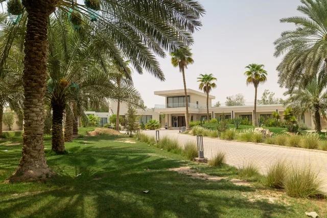 مراكز التسلية والترفيه والتسوق التجاري في مدينة الرياض، مشروع واجهة الرياض، اماكن الجلوس الخارجية في واجهه روشن في النهار، مكان ومنطقة ترفيهيه سياحية في المملكة العربية السعودية، أنشطة وفعاليات عائلية مسلية