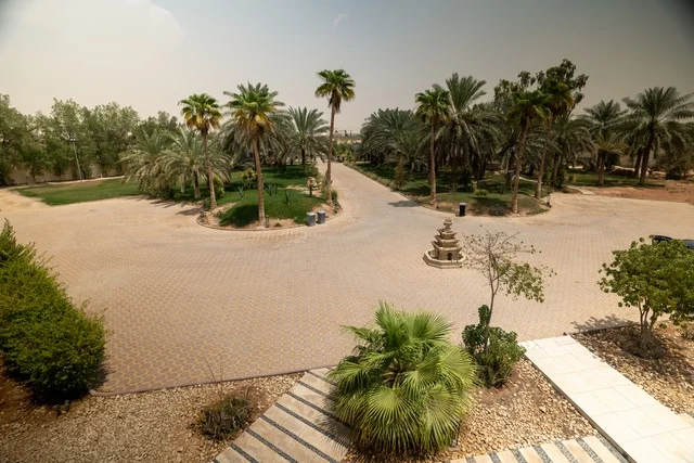 مراكز التسلية والترفيه والتسوق التجاري في مدينة الرياض، مشروع واجهة الرياض، اماكن الجلوس الخارجية في واجهه روشن في النهار، مكان ومنطقة ترفيهيه سياحية في المملكة العربية السعودية، أنشطة وفعاليات عائلية مسلية