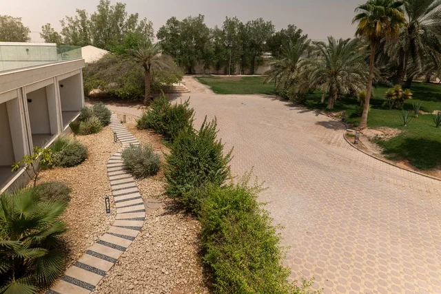 مراكز التسلية والترفيه والتسوق التجاري في مدينة الرياض، مشروع واجهة الرياض، اماكن الجلوس الخارجية في واجهه روشن في النهار، مكان ومنطقة ترفيهيه سياحية في المملكة العربية السعودية، أنشطة وفعاليات عائلية مسلية