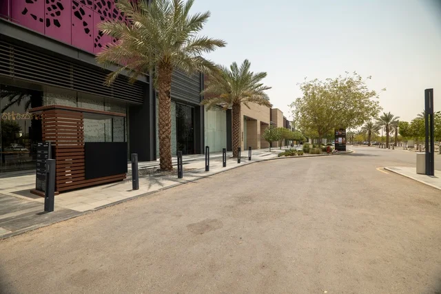 مشروع واجهة الرياض، اماكن الجلوس الخارجية في واجهه روشن في النهار، مكان ومنطقة ترفيهيه سياحية في المملكة العربية السعودية، أنشطة وفعاليات عائلية مسلية، مراكز التسلية والترفيه والتسوق التجاري في مدينة الرياض