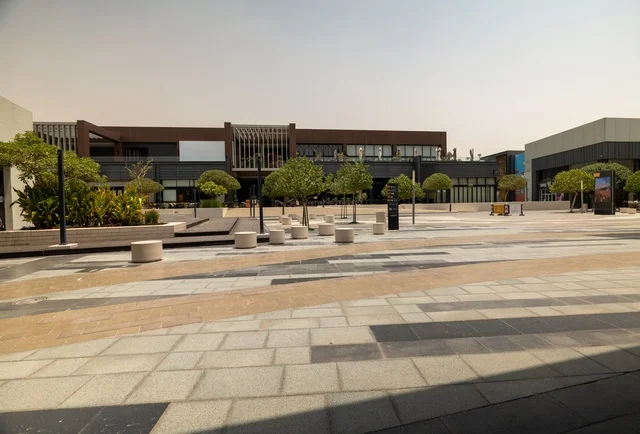 مشروع واجهة الرياض، اماكن الجلوس الخارجية في واجهه روشن في النهار، مكان ومنطقة ترفيهيه سياحية في المملكة العربية السعودية، أنشطة وفعاليات عائلية مسلية، مراكز التسلية والترفيه والتسوق التجاري في مدينة الرياض