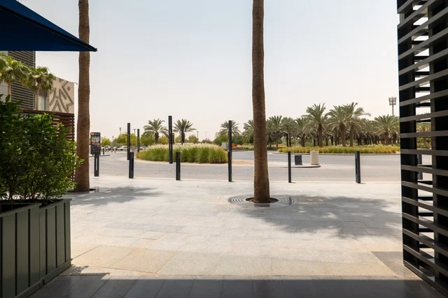 مشروع واجهة الرياض، اماكن الجلوس الخارجية في واجهه روشن في النهار، مكان ومنطقة ترفيهيه سياحية في المملكة العربية السعودية، أنشطة وفعاليات عائلية مسلية، مراكز التسلية والترفيه والتسوق التجاري في مدينة الرياض