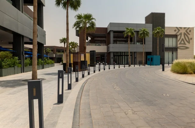 مراكز التسلية والترفيه والتسوق التجاري في مدينة الرياض، مشروع واجهة الرياض، اماكن الجلوس الخارجية في واجهه روشن في النهار، مكان ومنطقة ترفيهيه سياحية في المملكة العربية السعودية، أنشطة وفعاليات عائلية مسلية