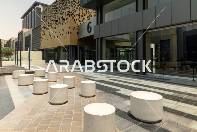 Entertainment and leisure centers and commercial shopping in the city of Riyadh, the Riyadh Front project, outdoor seating areas at the Roshan Front during the day, a recreational and tourist area in the Kingdom of Saudi Arabia, fun family activities and events.