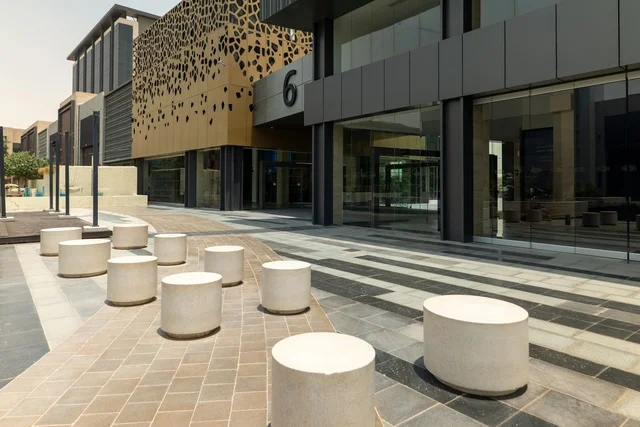 مراكز التسلية والترفيه والتسوق التجاري في مدينة الرياض، مشروع واجهة الرياض، اماكن الجلوس الخارجية في واجهه روشن في النهار، مكان ومنطقة ترفيهيه سياحية في المملكة العربية السعودية، أنشطة وفعاليات عائلية مسلية