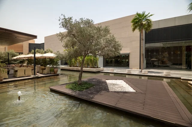 مراكز التسلية والترفيه والتسوق التجاري في مدينة الرياض، مشروع واجهة الرياض، اماكن الجلوس الخارجية في واجهه روشن في النهار، مكان ومنطقة ترفيهيه سياحية في المملكة العربية السعودية، أنشطة وفعاليات عائلية مسلية