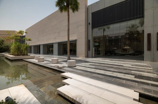 مراكز التسلية والترفيه والتسوق التجاري في مدينة الرياض، مشروع واجهة الرياض، اماكن الجلوس الخارجية في واجهه روشن في النهار، مكان ومنطقة ترفيهيه سياحية في المملكة العربية السعودية، أنشطة وفعاليات عائلية مسلية