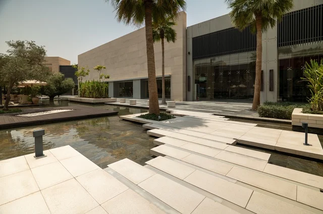 مشروع واجهة الرياض، اماكن الجلوس الخارجية في واجهه روشن في النهار، مكان ومنطقة ترفيهيه سياحية في المملكة العربية السعودية، أنشطة وفعاليات عائلية مسلية، مراكز التسلية والترفيه والتسوق التجاري في مدينة الرياض