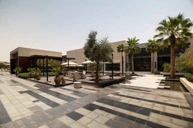 مراكز التسلية والترفيه والتسوق التجاري في مدينة الرياض، مشروع واجهة الرياض، اماكن الجلوس الخارجية في واجهه روشن في النهار، مكان ومنطقة ترفيهيه سياحية في المملكة العربية السعودية، أنشطة وفعاليات عائلية مسلية