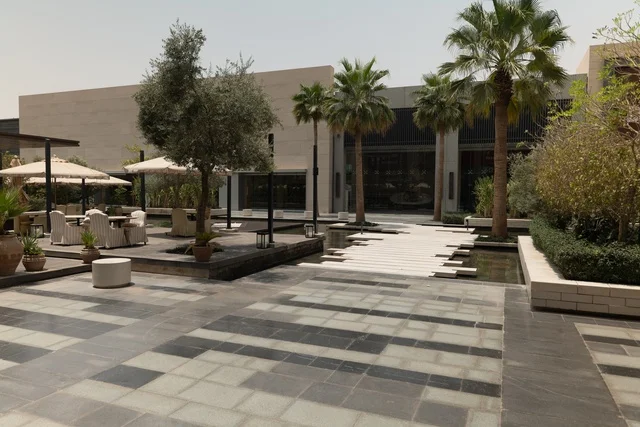 مراكز التسلية والترفيه والتسوق التجاري في مدينة الرياض، مشروع واجهة الرياض، اماكن الجلوس الخارجية في واجهه روشن في النهار، مكان ومنطقة ترفيهيه سياحية في المملكة العربية السعودية، أنشطة وفعاليات عائلية مسلية