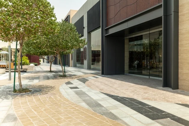 مراكز التسلية والترفيه والتسوق التجاري في مدينة الرياض، مشروع واجهة الرياض، اماكن الجلوس الخارجية في واجهه روشن في النهار، مكان ومنطقة ترفيهيه سياحية في المملكة العربية السعودية، أنشطة وفعاليات عائلية مسلية