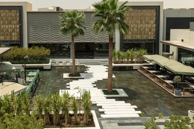 مشروع واجهة الرياض، اماكن الجلوس الخارجية في واجهه روشن في النهار، مكان ومنطقة ترفيهيه سياحية في المملكة العربية السعودية، أنشطة وفعاليات عائلية مسلية، مراكز التسلية والترفيه والتسوق التجاري في مدينة الرياض