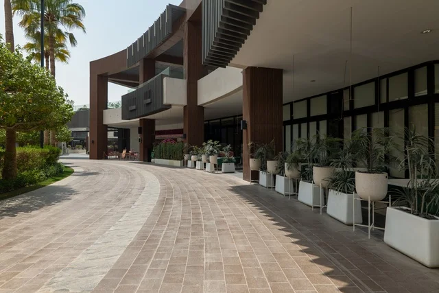 مشروع واجهة الرياض، اماكن الجلوس الخارجية في واجهه روشن في النهار، مكان ومنطقة ترفيهيه سياحية في المملكة العربية السعودية، أنشطة وفعاليات عائلية مسلية، مراكز التسلية والترفيه والتسوق التجاري في مدينة الرياض