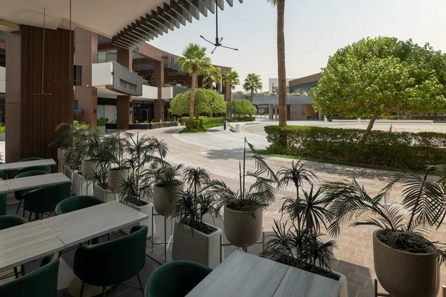 مراكز التسلية والترفيه والتسوق التجاري في مدينة الرياض، مشروع واجهة الرياض، اماكن الجلوس الخارجية في واجهه روشن في النهار، مكان ومنطقة ترفيهيه سياحية في المملكة العربية السعودية، أنشطة وفعاليات عائلية مسلية