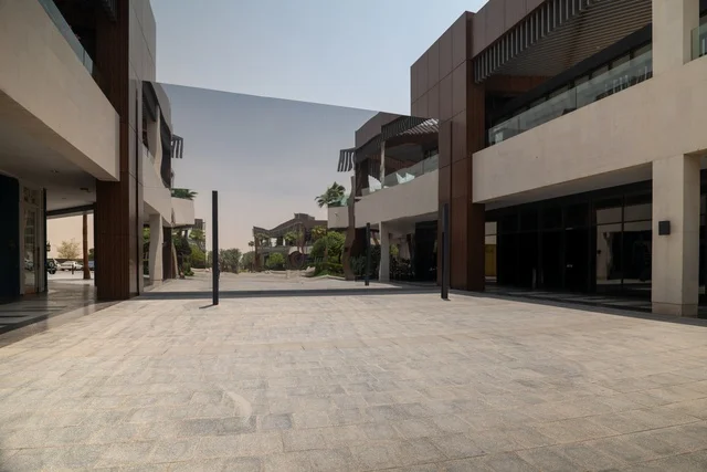 مراكز التسلية والترفيه والتسوق التجاري في مدينة الرياض، مشروع واجهة الرياض، اماكن الجلوس الخارجية في واجهه روشن في النهار، مكان ومنطقة ترفيهيه سياحية في المملكة العربية السعودية، أنشطة وفعاليات عائلية مسلية