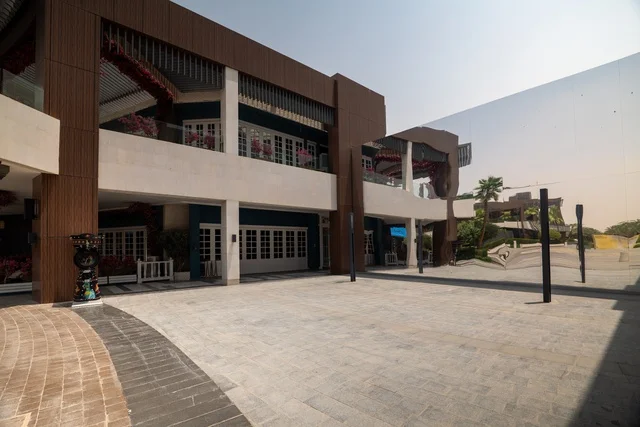 مراكز التسلية والترفيه والتسوق التجاري في مدينة الرياض، مشروع واجهة الرياض، اماكن الجلوس الخارجية في واجهه روشن في النهار، مكان ومنطقة ترفيهيه سياحية في المملكة العربية السعودية، أنشطة وفعاليات عائلية مسلية