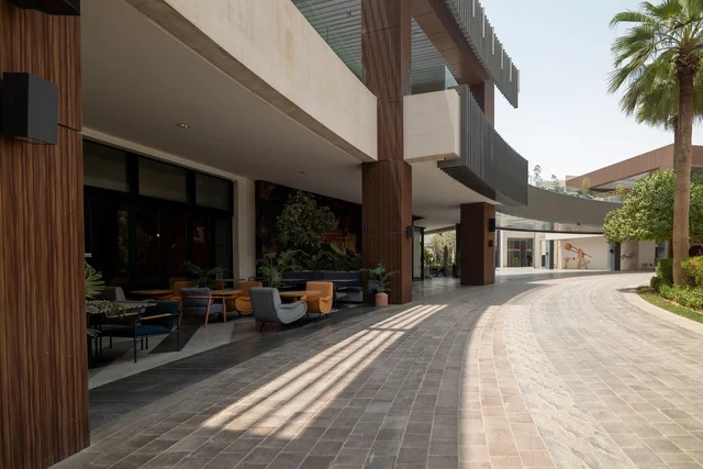 مشروع واجهة الرياض، اماكن الجلوس الخارجية في واجهه روشن في النهار، مكان ومنطقة ترفيهيه سياحية في المملكة العربية السعودية، أنشطة وفعاليات عائلية مسلية، مراكز التسلية والترفيه والتسوق التجاري في مدينة الرياض