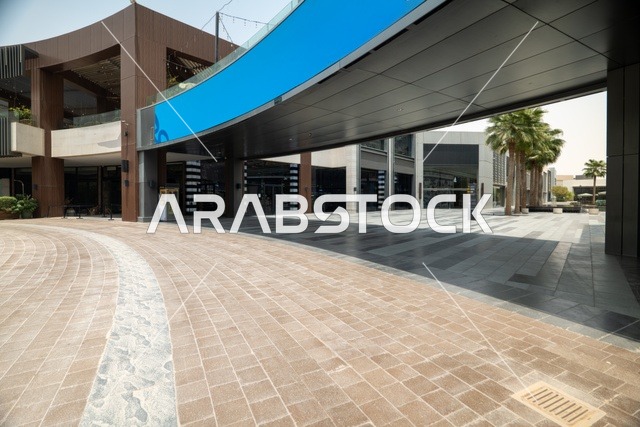 Entertainment and leisure centers and commercial shopping in the city of Riyadh, the Riyadh Front project, outdoor seating areas at the Roshan Front during the day, a recreational and tourist area in the Kingdom of Saudi Arabia, fun family activities and events.