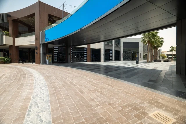 مراكز التسلية والترفيه والتسوق التجاري في مدينة الرياض، مشروع واجهة الرياض، اماكن الجلوس الخارجية في واجهه روشن في النهار، مكان ومنطقة ترفيهيه سياحية في المملكة العربية السعودية، أنشطة وفعاليات عائلية مسلية