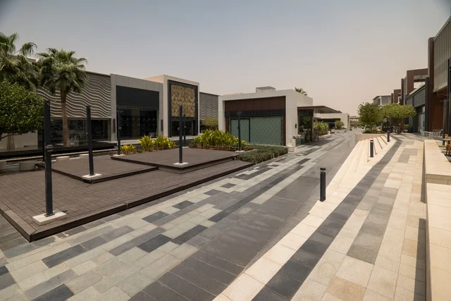 مراكز التسلية والترفيه والتسوق التجاري في مدينة الرياض، مشروع واجهة الرياض، اماكن الجلوس الخارجية في واجهه روشن في النهار، مكان ومنطقة ترفيهيه سياحية في المملكة العربية السعودية، أنشطة وفعاليات عائلية مسلية