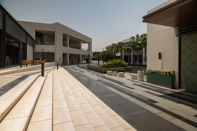 مشروع واجهة الرياض، اماكن الجلوس الخارجية في واجهه روشن في النهار، مكان ومنطقة ترفيهيه سياحية في المملكة العربية السعودية، أنشطة وفعاليات عائلية مسلية، مراكز التسلية والترفيه والتسوق التجاري في مدينة الرياض