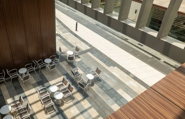 مراكز التسلية والترفيه والتسوق التجاري في مدينة الرياض، مشروع واجهة الرياض، اماكن الجلوس الخارجية في واجهه روشن في النهار، مكان ومنطقة ترفيهيه سياحية في المملكة العربية السعودية، أنشطة وفعاليات عائلية مسلية