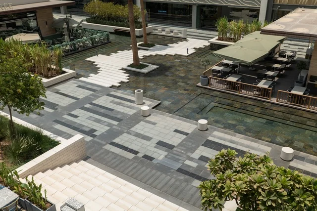 مراكز التسلية والترفيه والتسوق التجاري في مدينة الرياض، مشروع واجهة الرياض، اماكن الجلوس الخارجية في واجهه روشن في النهار، مكان ومنطقة ترفيهيه سياحية في المملكة العربية السعودية، أنشطة وفعاليات عائلية مسلية