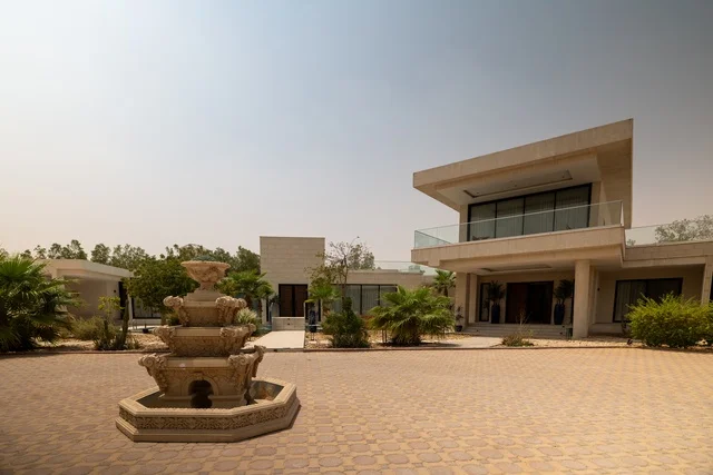 أنشطة وفعاليات عائلية مسلية، مراكز التسلية والترفيه والتسوق التجاري في مدينة الرياض، مشروع واجهة الرياض، اماكن الجلوس الخارجية في واجهه روشن في النهار، مكان ومنطقة ترفيهيه سياحية في المملكة العربية السعودية