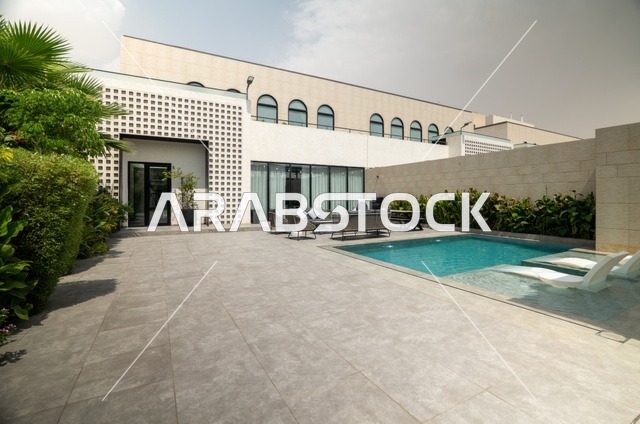 جلسة خارجية هادئة امام حوض السباحة، أثاث منزلي فاخر في احدى الشاليهات، التصميم الداخلي للجلسات على الطراز الحديث, تجهيز السويت بكافة المفروشات الراقية, ديكور داخلي راقي للفلل والشقق السكنية في المملكة العربية السعودية