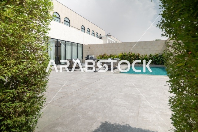 جلسة خارجية هادئة امام حوض السباحة، أثاث منزلي فاخر في احدى الشاليهات، التصميم الداخلي للجلسات على الطراز الحديث, تجهيز السويت بكافة المفروشات الراقية, ديكور داخلي راقي للفلل والشقق السكنية في المملكة العربية السعودية