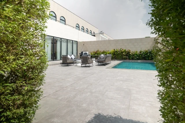 جلسة خارجية هادئة امام حوض السباحة، أثاث منزلي فاخر في احدى الشاليهات، التصميم الداخلي للجلسات على الطراز الحديث, تجهيز السويت بكافة المفروشات الراقية, ديكور داخلي راقي للفلل والشقق السكنية في المملكة العربية السعودية