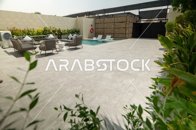 جلسة خارجية هادئة امام حوض السباحة، أثاث منزلي فاخر في احدى الشاليهات، التصميم الداخلي للجلسات على الطراز الحديث, تجهيز السويت بكافة المفروشات الراقية, ديكور داخلي راقي للفلل والشقق السكنية في المملكة العربية السعودية