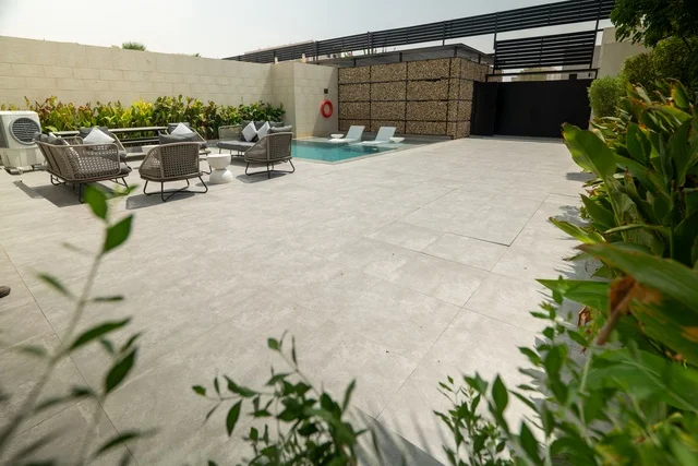 جلسة خارجية هادئة امام حوض السباحة، أثاث منزلي فاخر في احدى الشاليهات، التصميم الداخلي للجلسات على الطراز الحديث, تجهيز السويت بكافة المفروشات الراقية, ديكور داخلي راقي للفلل والشقق السكنية في المملكة العربية السعودية