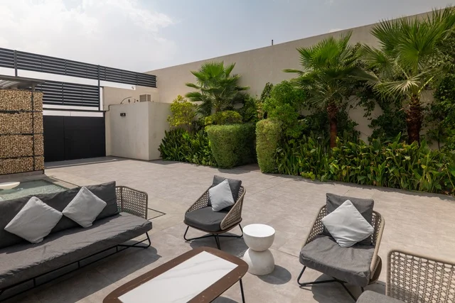 جلسة خارجية هادئة امام حوض السباحة، أثاث منزلي فاخر في احدى الشاليهات، التصميم الداخلي للجلسات على الطراز الحديث, تجهيز السويت بكافة المفروشات الراقية, ديكور داخلي راقي للفلل والشقق السكنية في المملكة العربية السعودية