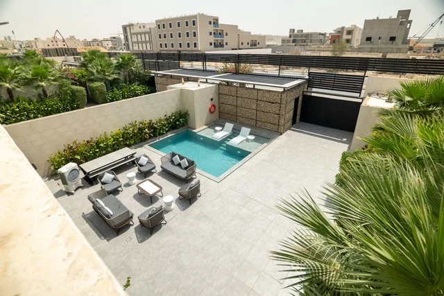 جلسة خارجية هادئة امام حوض السباحة، أثاث منزلي فاخر في احدى الشاليهات، التصميم الداخلي للجلسات على الطراز الحديث, تجهيز السويت بكافة المفروشات الراقية, ديكور داخلي راقي للفلل والشقق السكنية في المملكة العربية السعودية