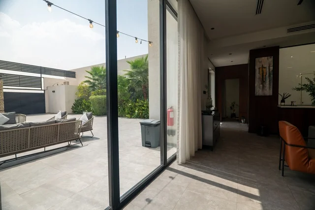 جلسة خارجية هادئة امام حوض السباحة، أثاث منزلي فاخر في احدى الشاليهات، التصميم الداخلي للجلسات على الطراز الحديث, تجهيز السويت بكافة المفروشات الراقية, ديكور داخلي راقي للفلل والشقق السكنية في المملكة العربية السعودية