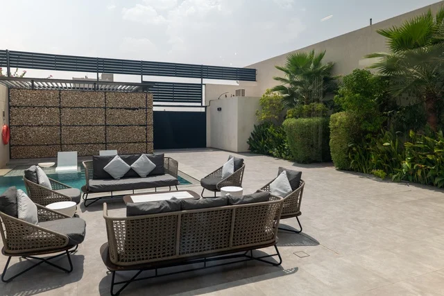 جلسة خارجية هادئة امام حوض السباحة، أثاث منزلي فاخر في احدى الشاليهات، التصميم الداخلي للجلسات على الطراز الحديث, تجهيز السويت بكافة المفروشات الراقية, ديكور داخلي راقي للفلل والشقق السكنية في المملكة العربية السعودية