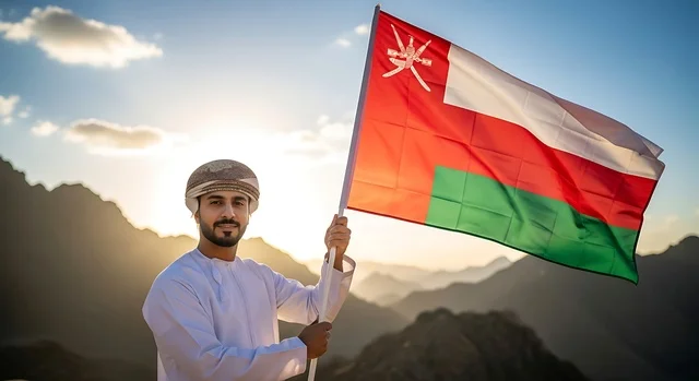 الأعياد والمناسبات الوطنية, حب الوطن والانتماء إليه، إرجل عربي خليجي عماني يرتدي الكمة والدشداشة يمسك علم السلطنة، الاحتفال بذكرى اليوم الوطني العماني 18 نوفمبر، إحياء ذكرى تأسيس الدولة 1775 م، الاعتزاز والفخر بالرموز والراية