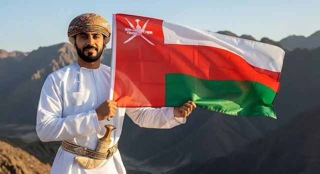 الأعياد والمناسبات الوطنية, حب الوطن والانتماء إليه، إرجل عربي خليجي عماني يرتدي الكمة والدشداشة يمسك علم السلطنة، الاحتفال بذكرى اليوم الوطني العماني 18 نوفمبر، إحياء ذكرى تأسيس الدولة 1775 م، الاعتزاز والفخر بالرموز والراية